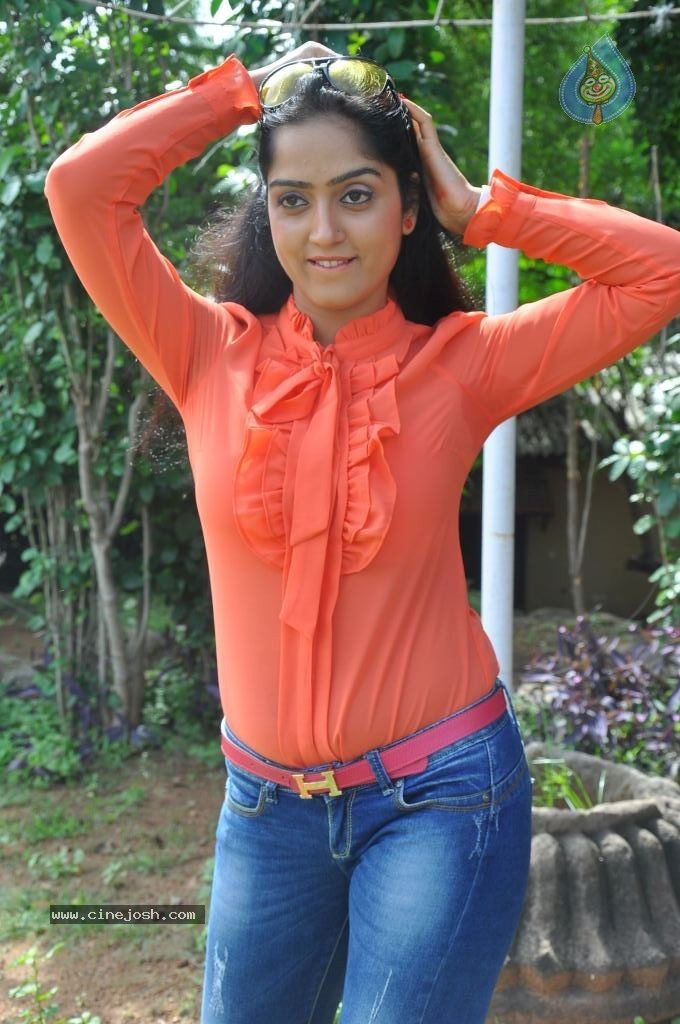 Divya Singh Stills - 44 / 61 photos