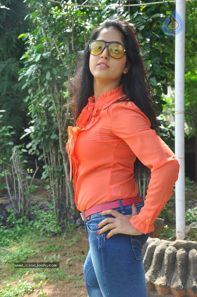 Divya Singh Stills - 45 / 61 photos