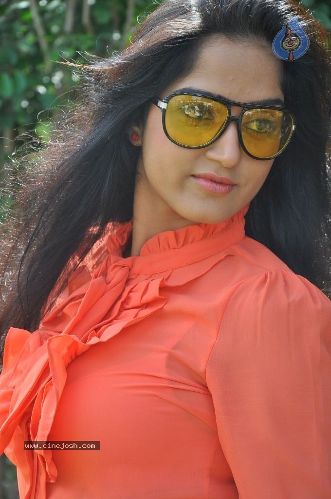 Divya Singh Stills - 46 / 61 photos