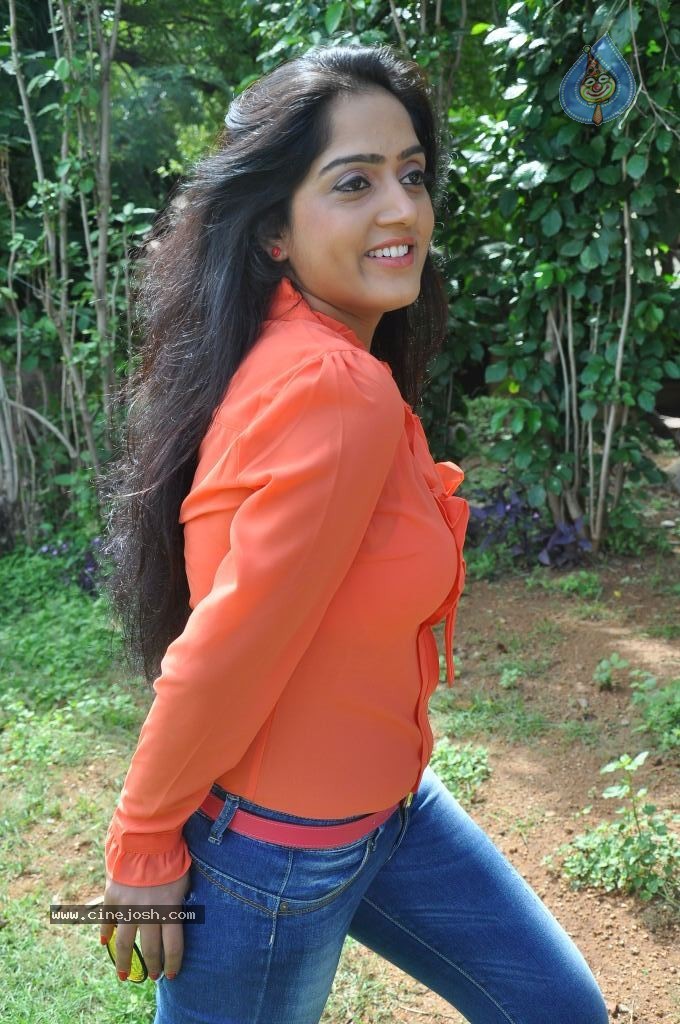 Divya Singh Stills - 47 / 61 photos