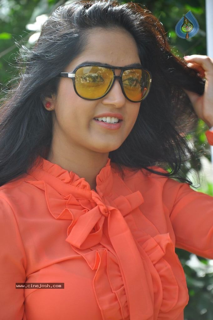 Divya Singh Stills - 49 / 61 photos