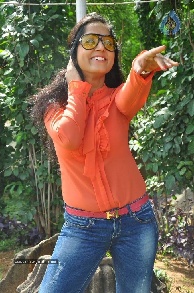 Divya Singh Stills - 50 / 61 photos