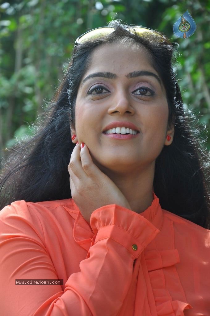 Divya Singh Stills - 53 / 61 photos