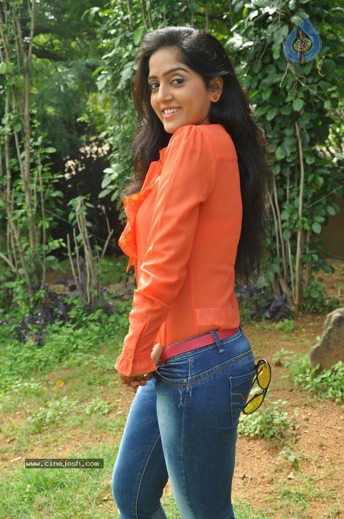 Divya Singh Stills - 57 / 61 photos