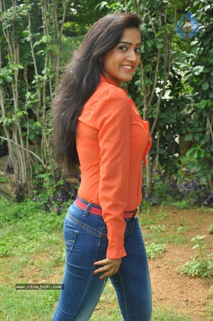 Divya Singh Stills - 58 / 61 photos