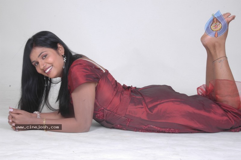 Divya Stills - 36 / 56 photos