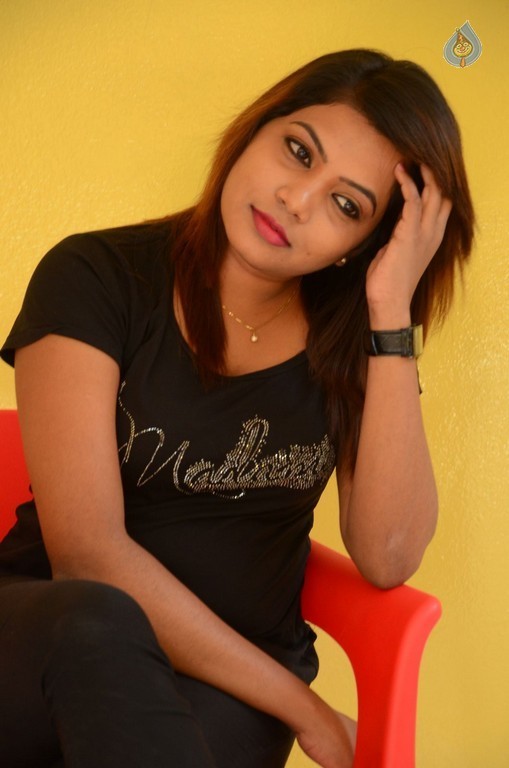 Diya New Pics - 20 / 37 photos