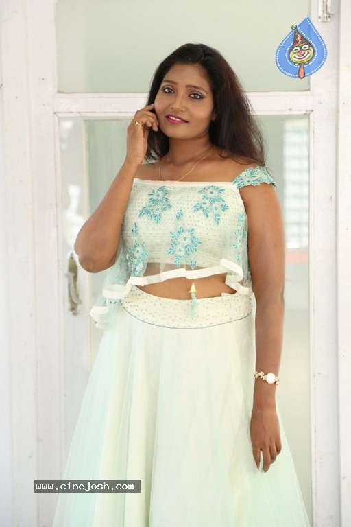 Eesha New Gallery - 12 / 13 photos