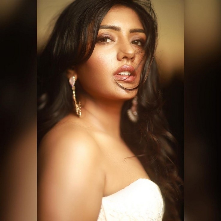 Eesha Rebba Stills - 5 / 13 photos