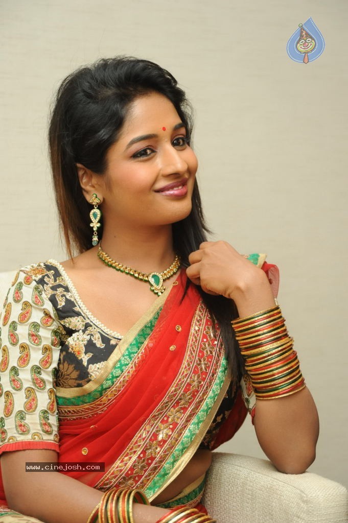 Esha Ranganath Gallery - 2 / 89 photos