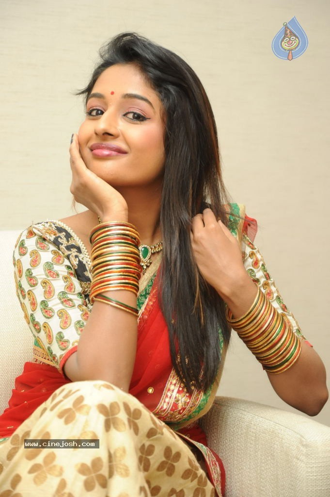 Esha Ranganath Gallery - 18 / 89 photos