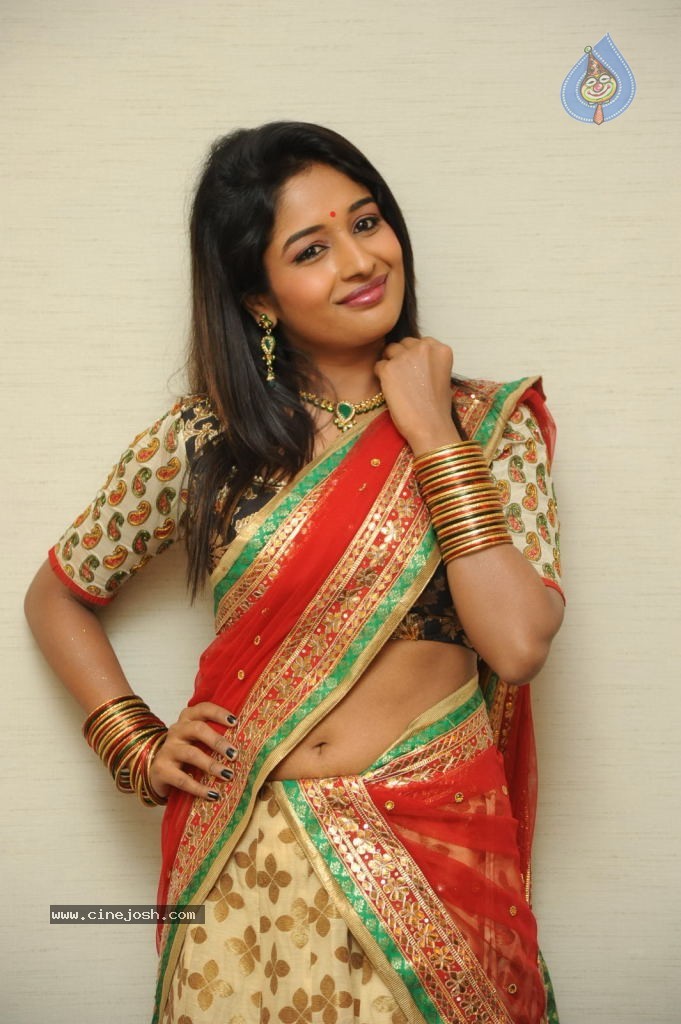 Esha Ranganath Gallery - 42 / 89 photos