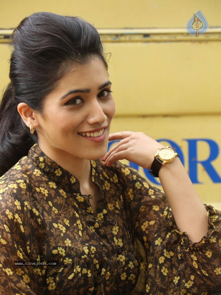 Gajal New Stills - 77 / 94 photos