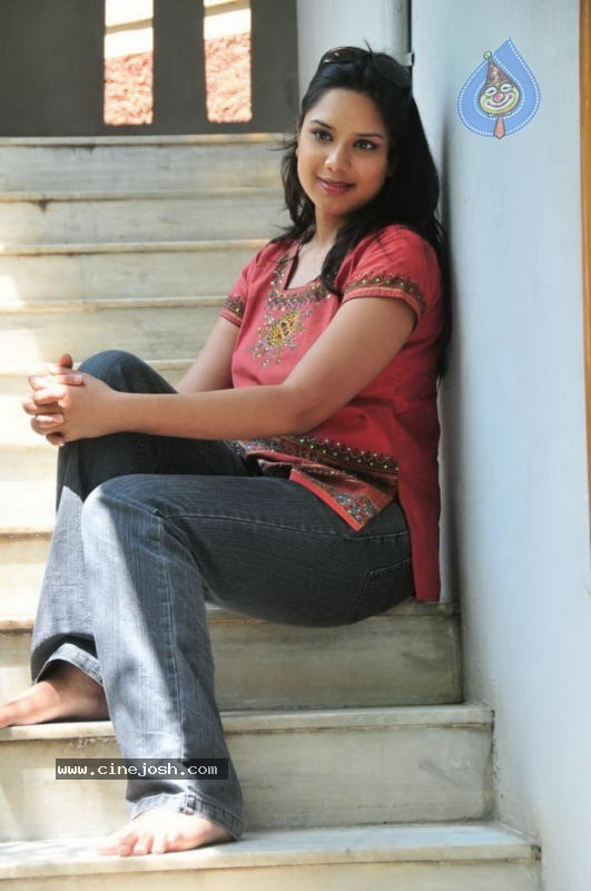 Gayatri Rao Stills - 28 / 55 photos