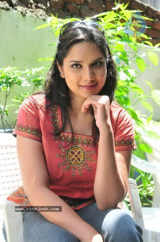 Gayatri Rao Stills - 29 / 55 photos