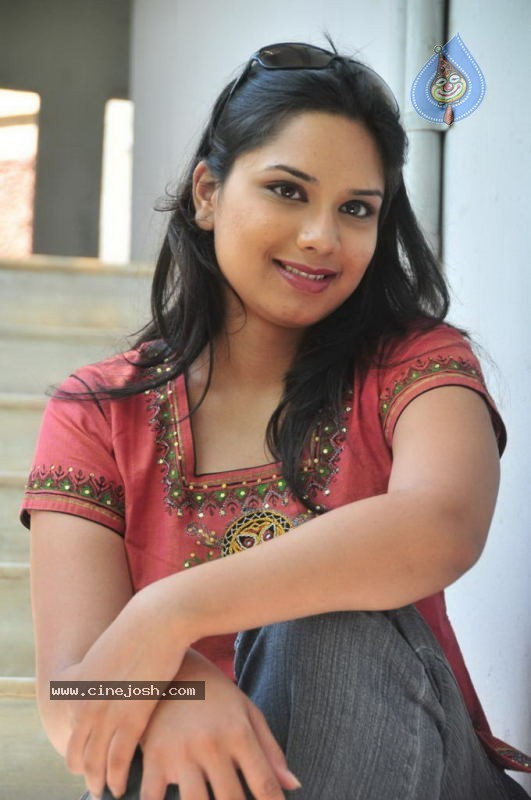 Gayatri Rao Stills - 35 / 55 photos