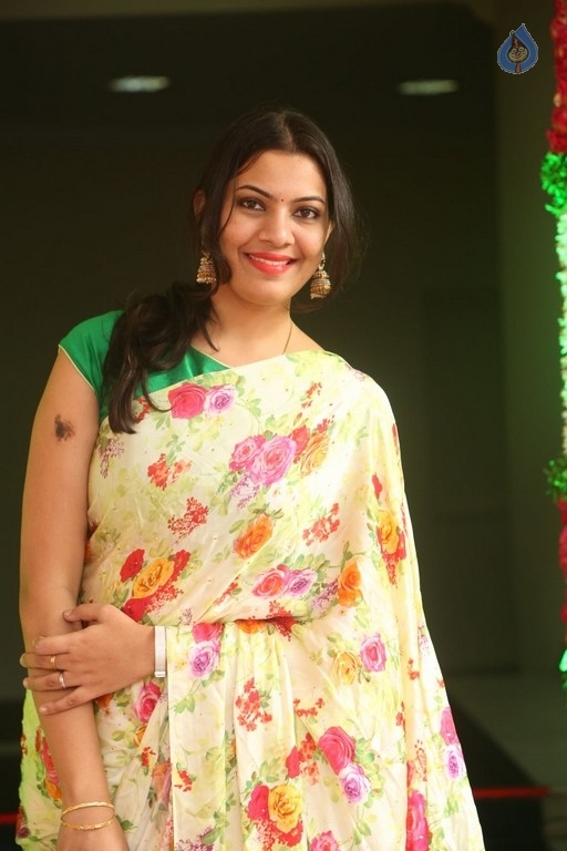 Geetha Madhuri Pics - 1 / 21 photos