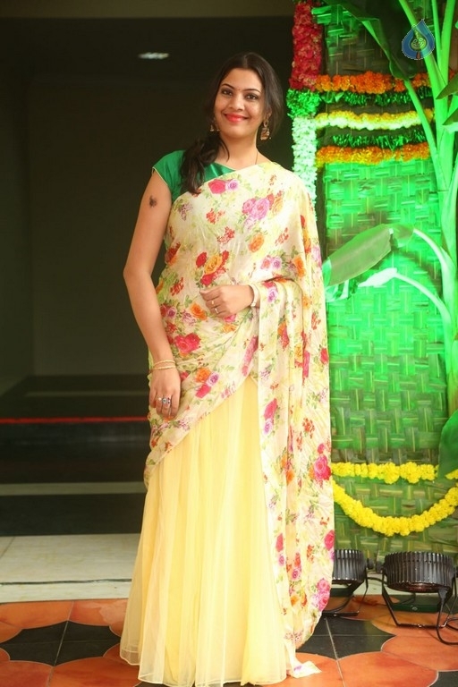 Geetha Madhuri Pics - 5 / 21 photos