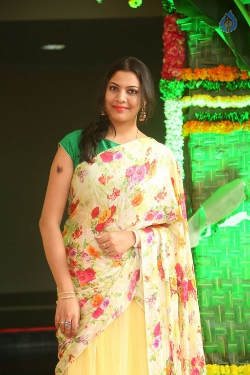 Geetha Madhuri Pics - 6 / 21 photos