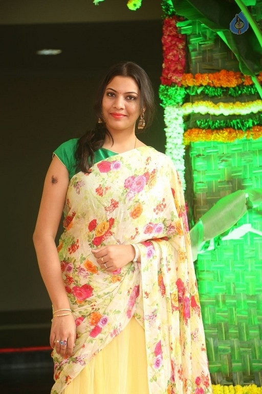 Geetha Madhuri Pics - 10 / 21 photos