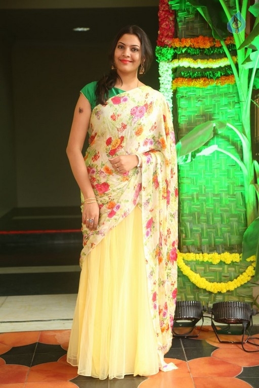 Geetha Madhuri Pics - 13 / 21 photos