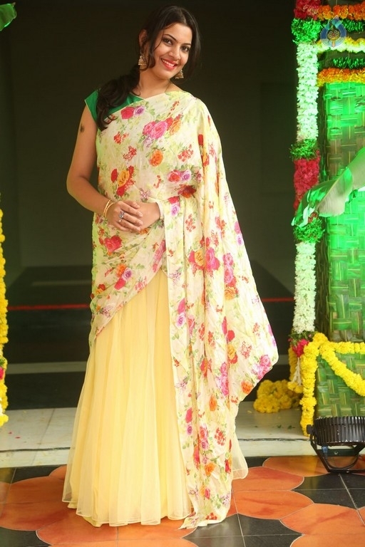 Geetha Madhuri Pics - 14 / 21 photos