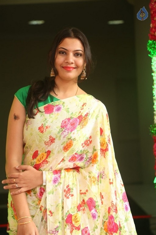 Geetha Madhuri Pics - 16 / 21 photos