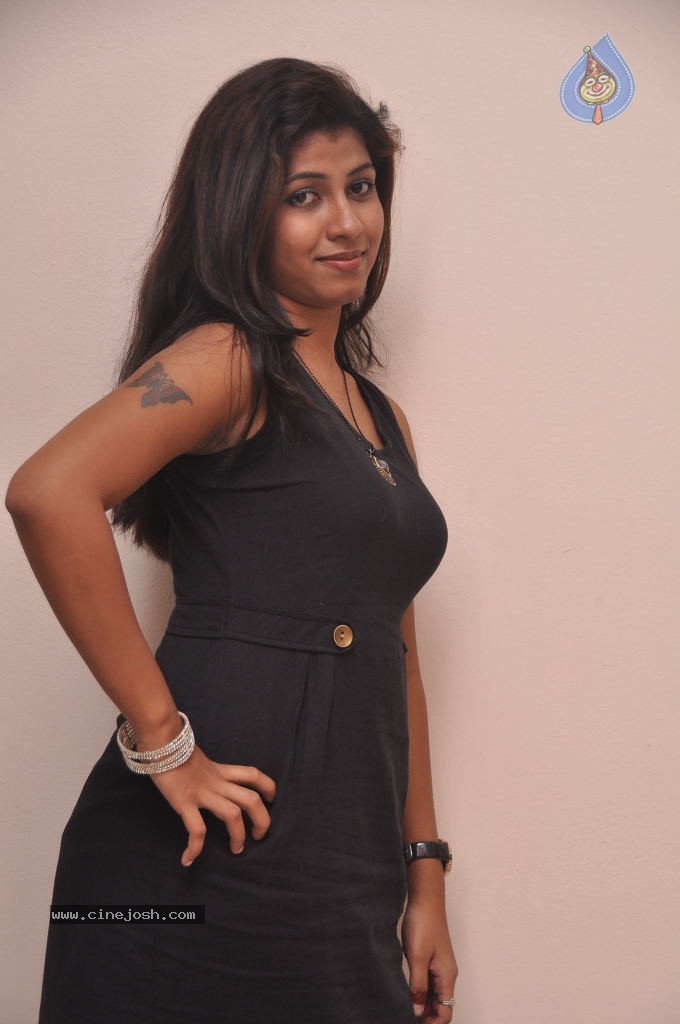 Geethanjali Hot Stills - 39 / 100 photos