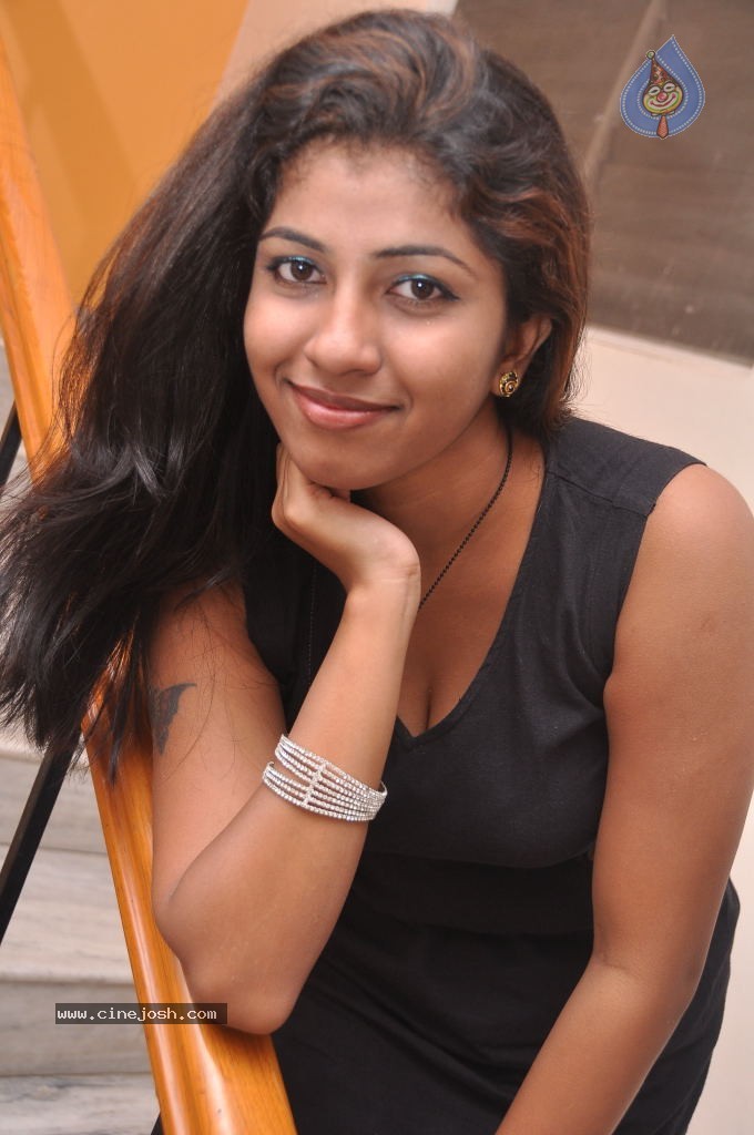 Geethanjali Hot Stills - 43 / 100 photos