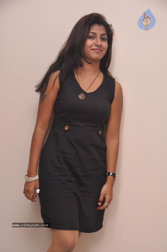 Geethanjali Hot Stills - 72 / 100 photos