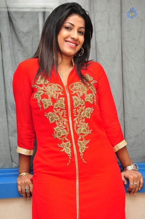 Geethanjali New Photos - 20 / 42 photos