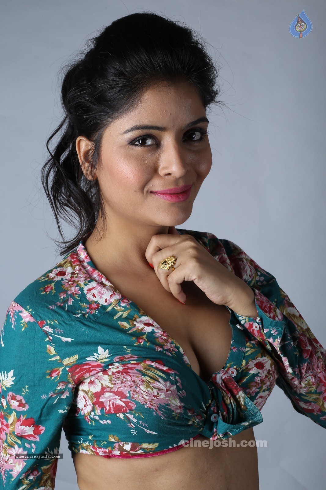 Gehana Vasisth Photoshoot - 27 / 60 photos