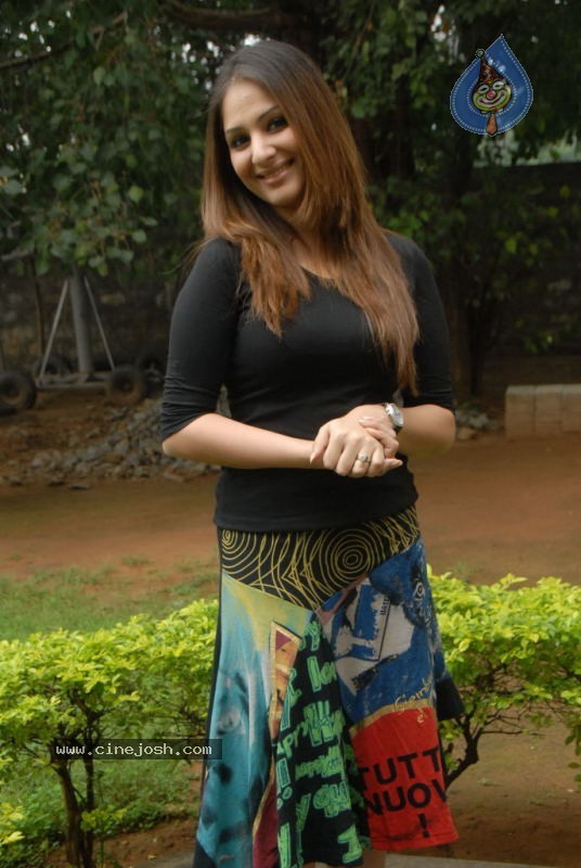 Gowri Munjal Latest Stills - 17 / 51 photos