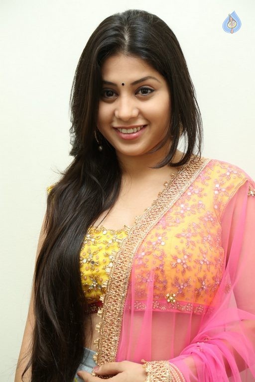 Hamida New Photos - 18 / 31 photos