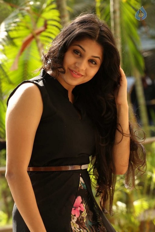 Hamida New Pics - 29 / 52 photos