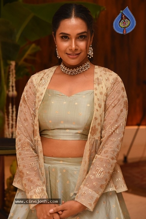 Hari Teja Pics - 4 / 17 photos