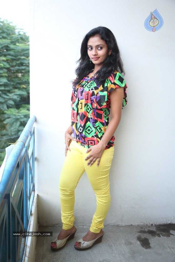 Harika New Stills - 33 / 70 photos