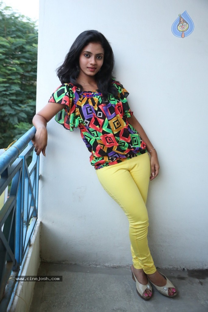 Harika New Stills - 41 / 70 photos