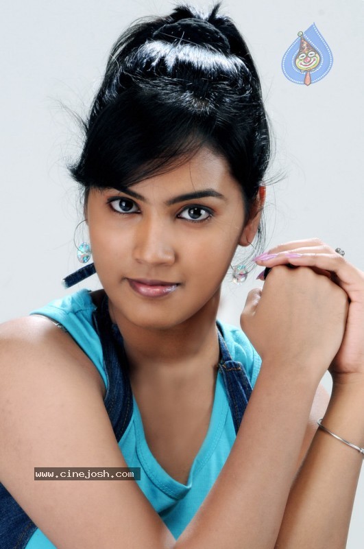  Harika Stills - 8 / 21 photos