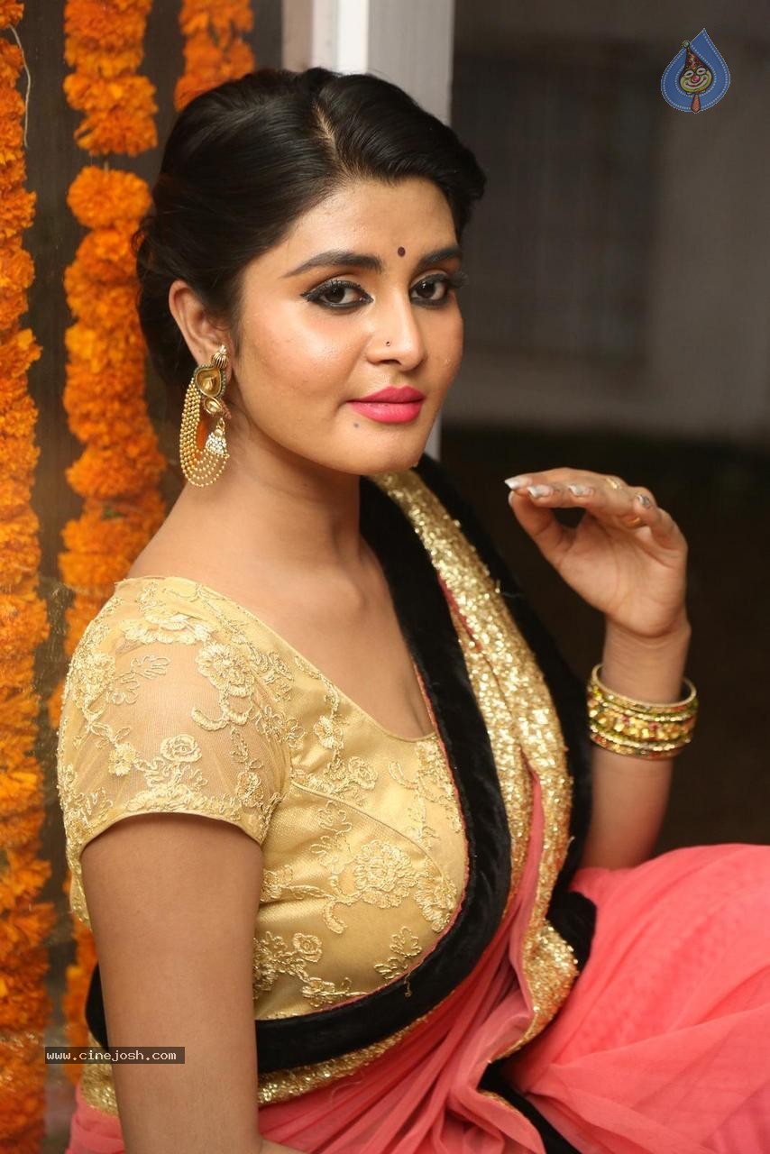 Harini Latest Gallery - 23 / 87 photos