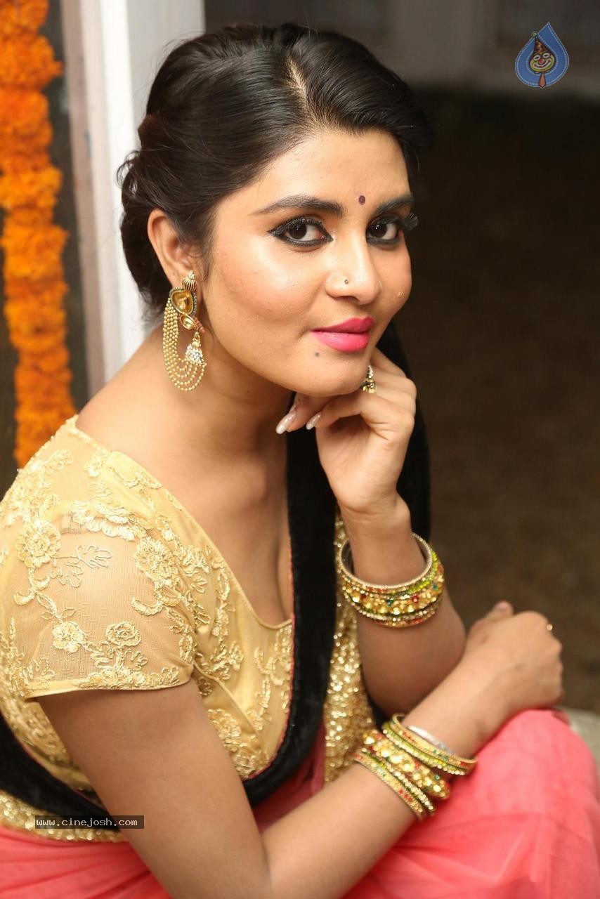 Harini Latest Gallery - 25 / 87 photos