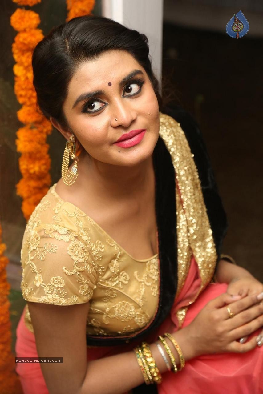 Harini Latest Gallery - 27 / 87 photos