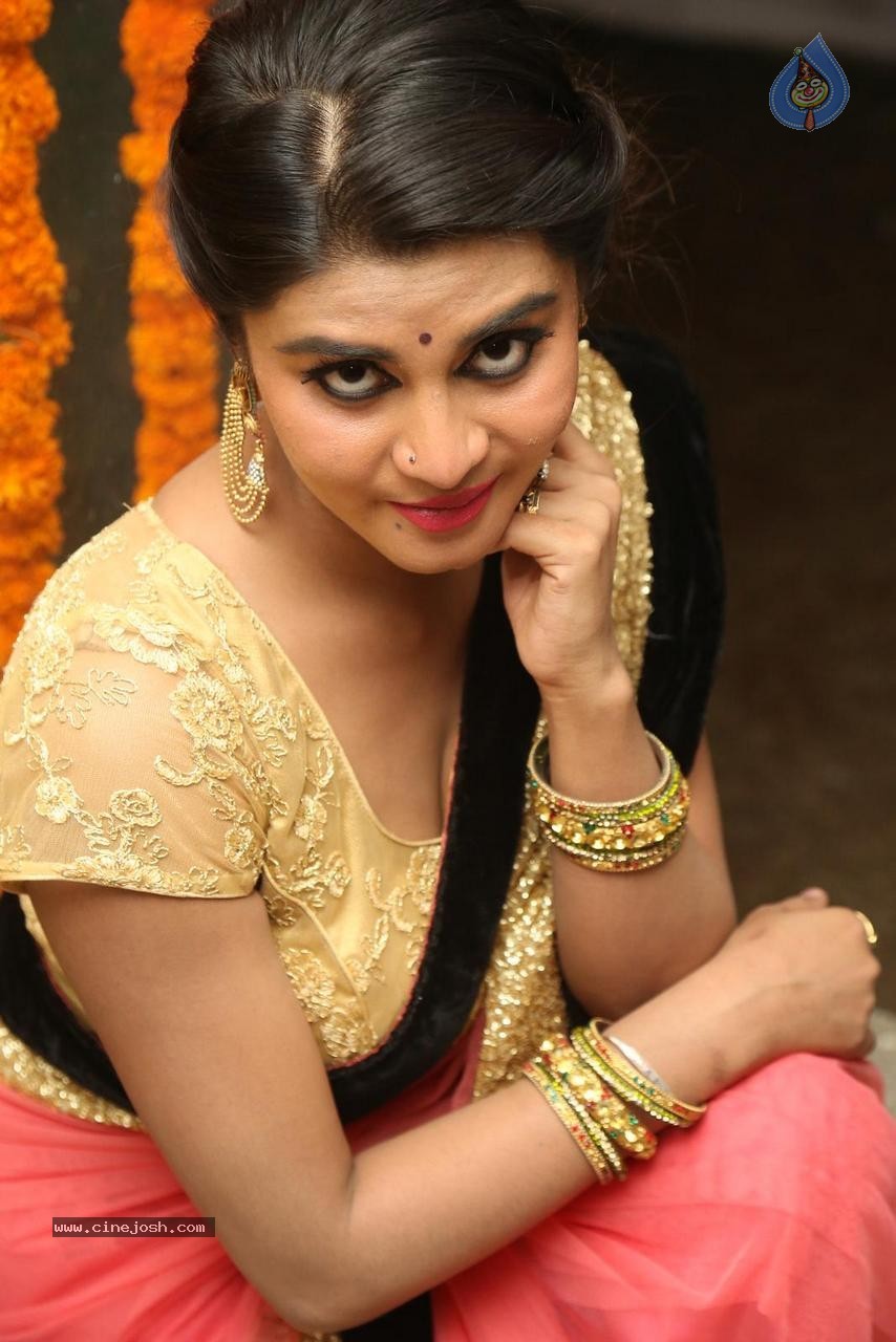 Harini Latest Gallery - 46 / 87 photos