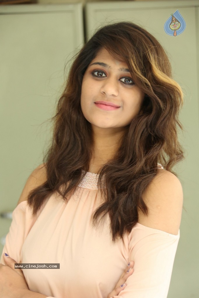 Harini New Stills - 10 / 98 photos