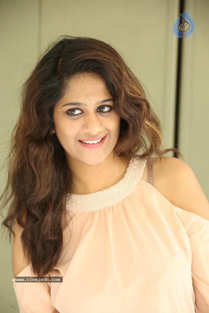 Harini New Stills - 14 / 98 photos