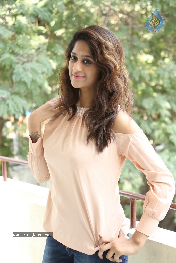 Harini New Stills - 15 / 98 photos