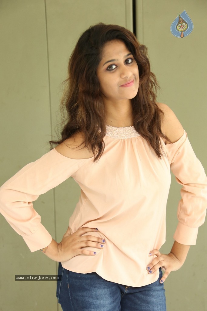 Harini New Stills - 17 / 98 photos