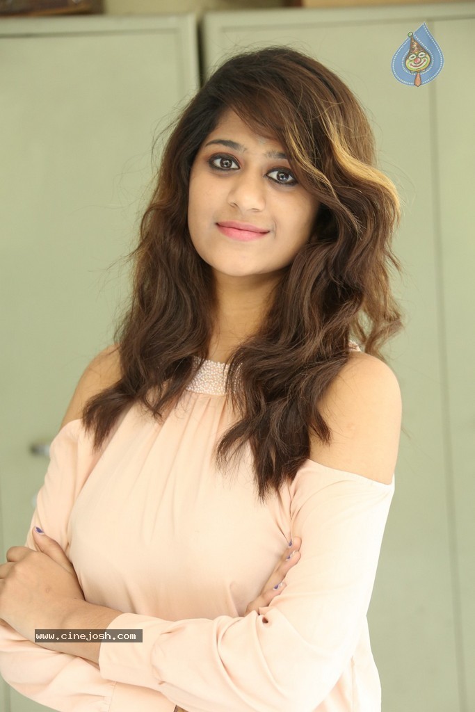 Harini New Stills - 19 / 98 photos