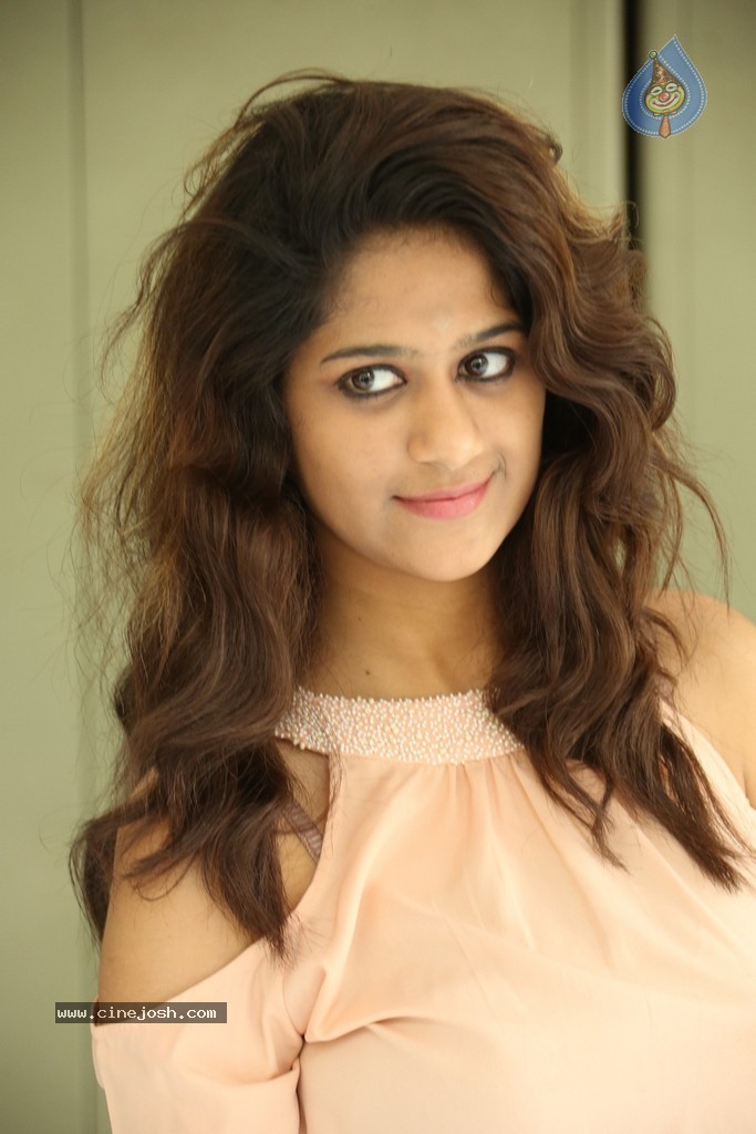 Harini New Stills - 28 / 98 photos