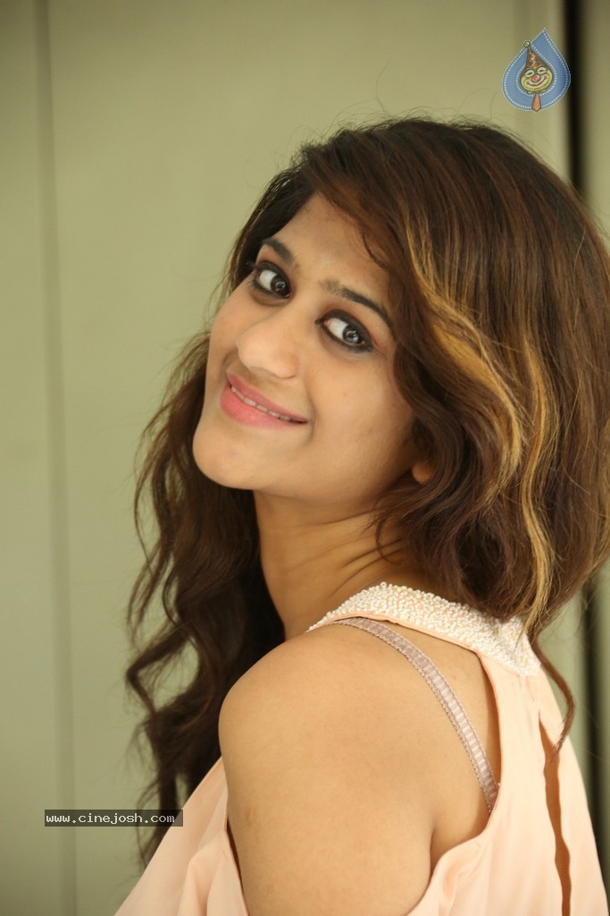 Harini New Stills - 29 / 98 photos